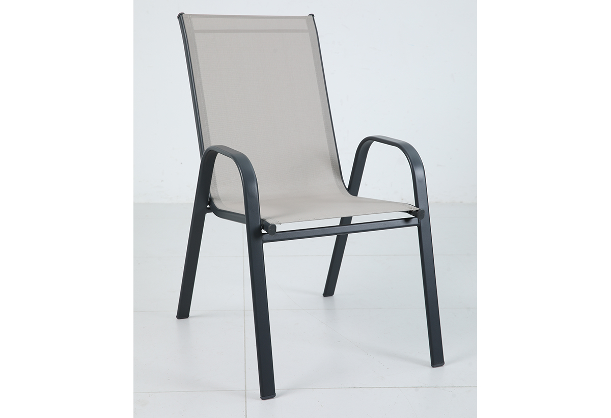 Παρουσιάζει την καρέκλα σε έναν χώρο